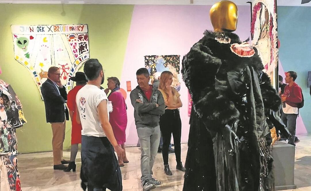 La exposición se conforma de más de 50 piezas, entre pintura, fotografía escultura y arte textil, de 25 artistas de México y Holanda que han realizado su obra con temas como la marginación y los derechos de la comunidad LGBT. Foto: Galería José Velasco
