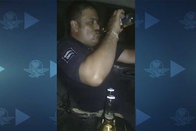 Exhiben en video a policía "chelero" mientras conduce en Michoacán