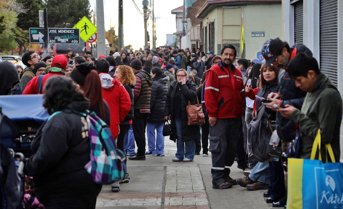 La gente sale a las calles en Punta Arenas, Chile, el 2 de mayo de 2025, tras un fuerte terremoto de magnitud 7.5 que azotó el sur de Chile. El Servicio Geológico de Estados Unidos (USGS) indicó que el sismo se produjo en el Pasaje de Drake a una profundidad de 10 kilómetros. Foto: AFP