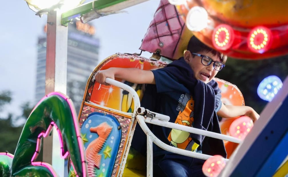 Familias disfrutan de alimentos y juegos mecánicos esta Navidad, en la romería instalada a un costado de la Alameda Central de la CDMX. Foto Hugo Salvador/EL UNIVERSAL