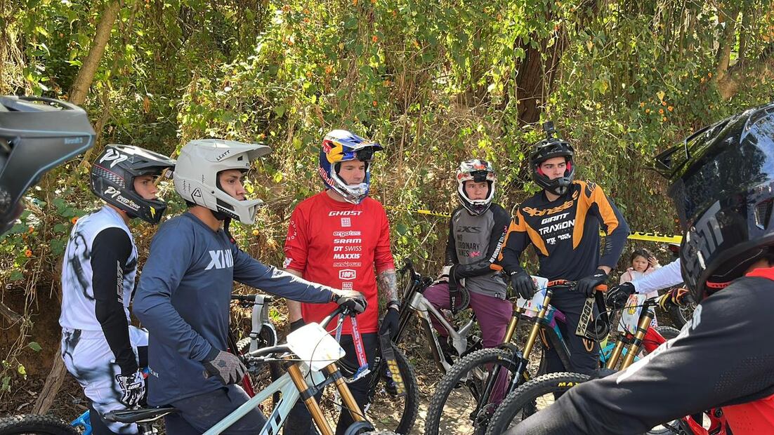 El checo Tomas Slavik brindó consejos a los jóvenes que buscan el wildcard para Valparaíso, Chile / FOTO: Alberto Vargas - EL UNIVERSAL
