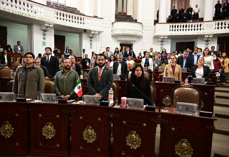 Congreso de CDMX guarda minuto de silencio en memoria de víctimas de explosión de pipa en Iztapalapa. (Foto: especial)