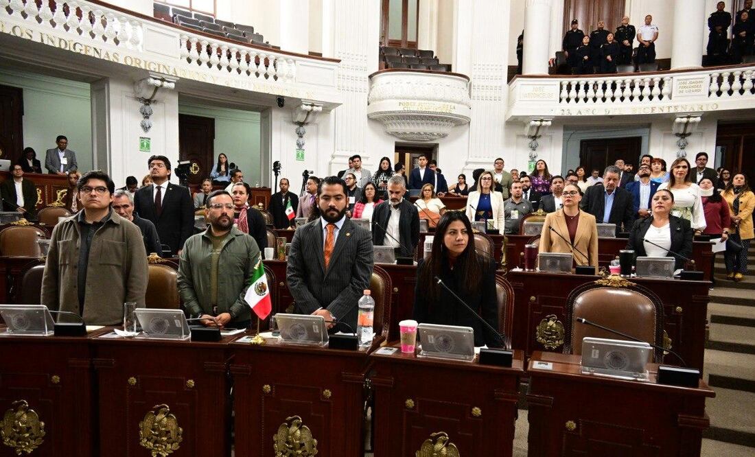 Congreso de CDMX guarda minuto de silencio en memoria de víctimas de explosión de pipa en Iztapalapa. (Foto: especial)