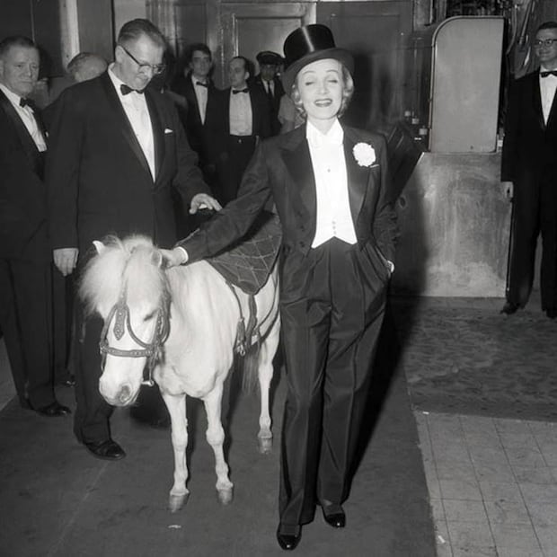 Contar con Marlene Dietrich como maestra de ceremonias para un baile de 1959 era como si hoy contrataran a una actriz de la talla de Rihanna o Meryl Streep para animar un evento. Pinterest.