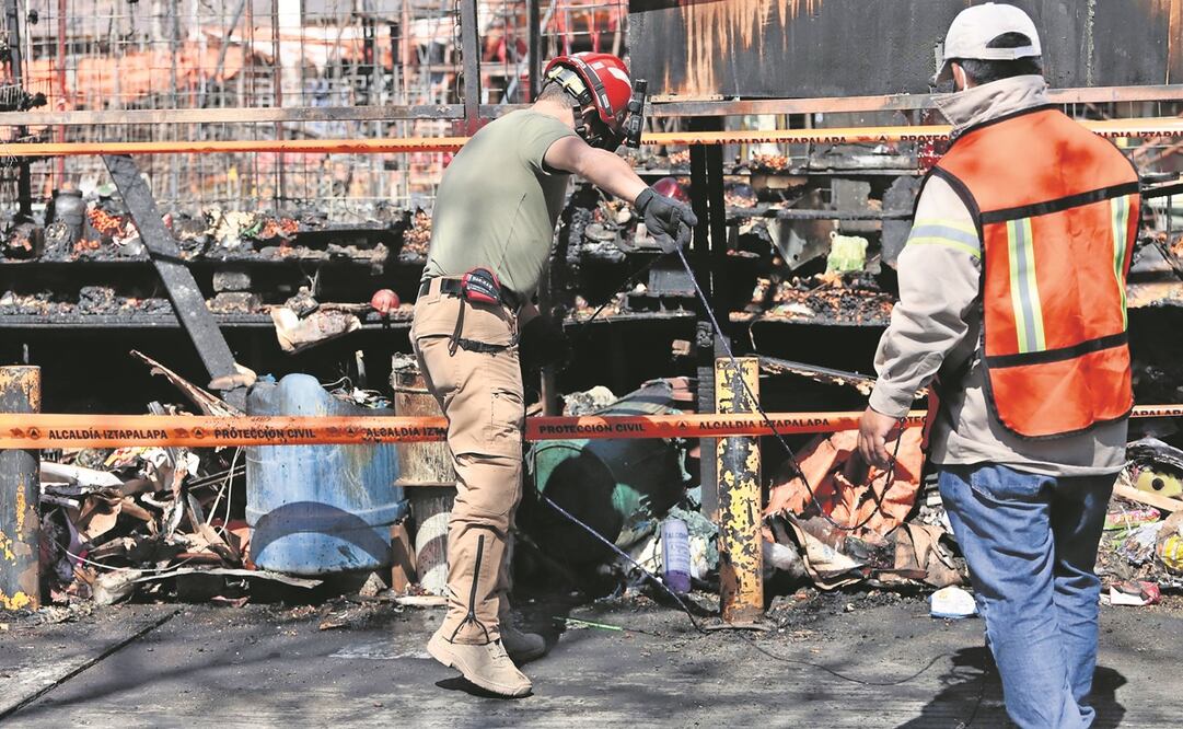 Afuera del Mercado La Purísima, decenas de trabajadores de la alcaldía Iztapalapa y Protección Civil movieron estructuras de los puestos para facilitar la limpieza. Foto: Berenice Fregoso/ EL UNIVERSAL