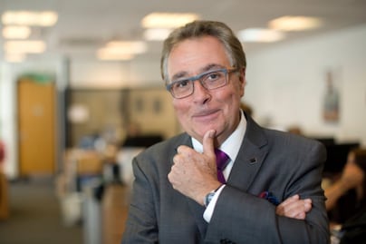 Científico mexicano es condecorado por la reina Isabel II