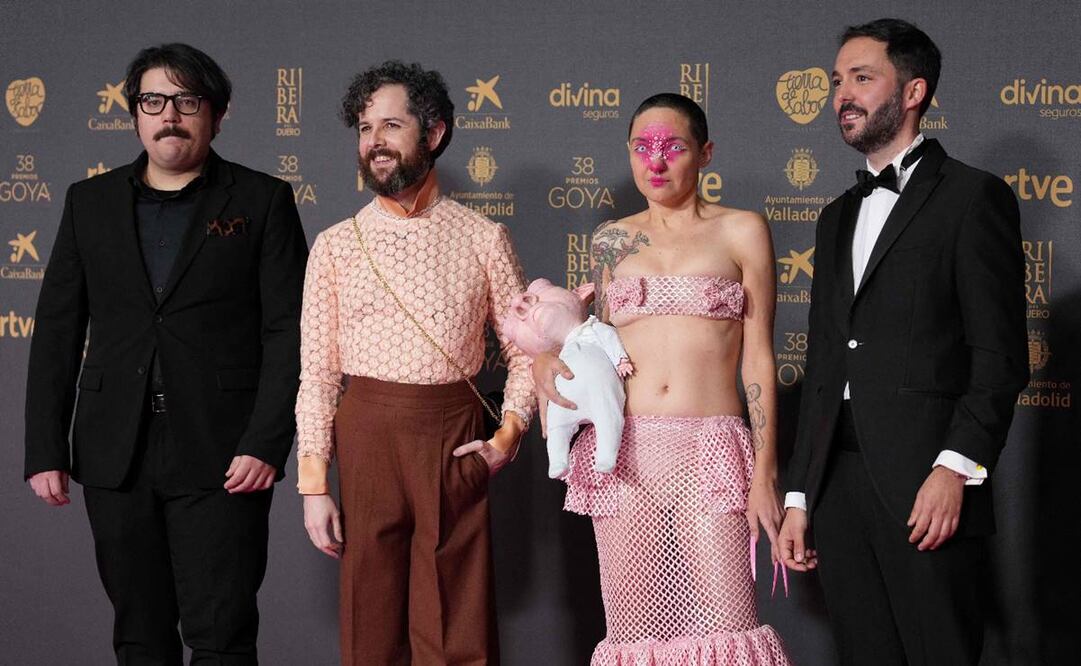 Carla Preira aparece en el centro de la foto, donde posa el elenco de su corto animado "Todo esta perdido", nominado a un Goya. Foto: AFP