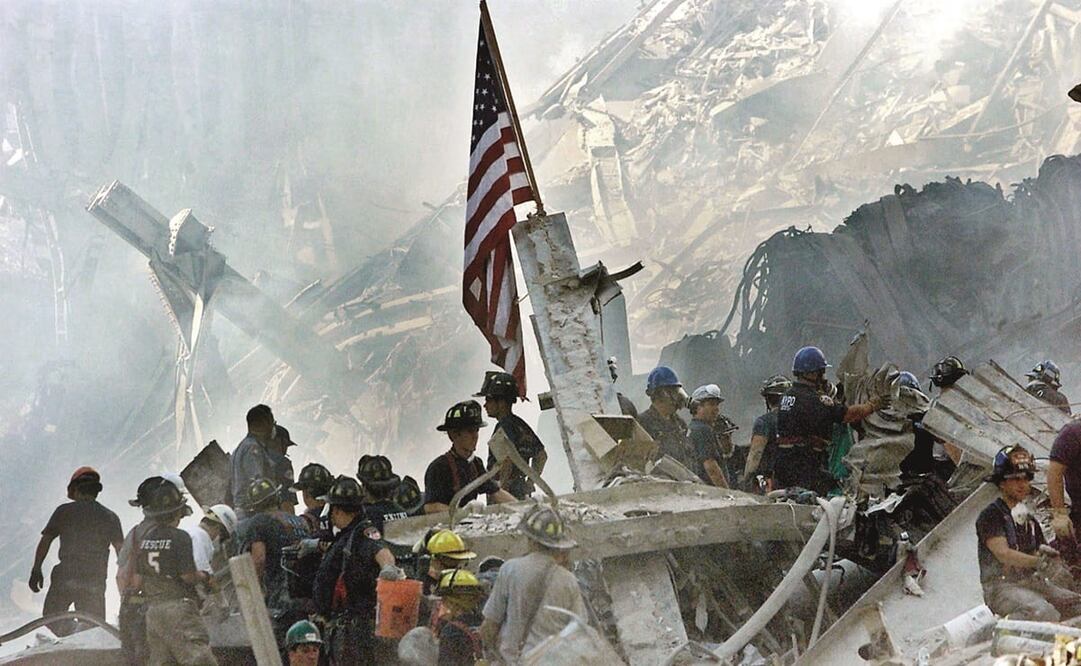 Bomberos y policías trabajan entre los escombros de las torres Norte y Sur del WTC, en esta imagen del 13 de septiembre de 2001. Foto: EFE