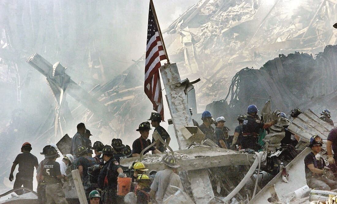 Bomberos y policías trabajan entre los escombros de las torres Norte y Sur del WTC, en esta imagen del 13 de septiembre de 2001. Foto: EFE
