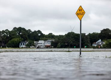 Huracán "Erin" baja a categoría 1; pese a descenso, EU advierte peligro "por un par de días" más