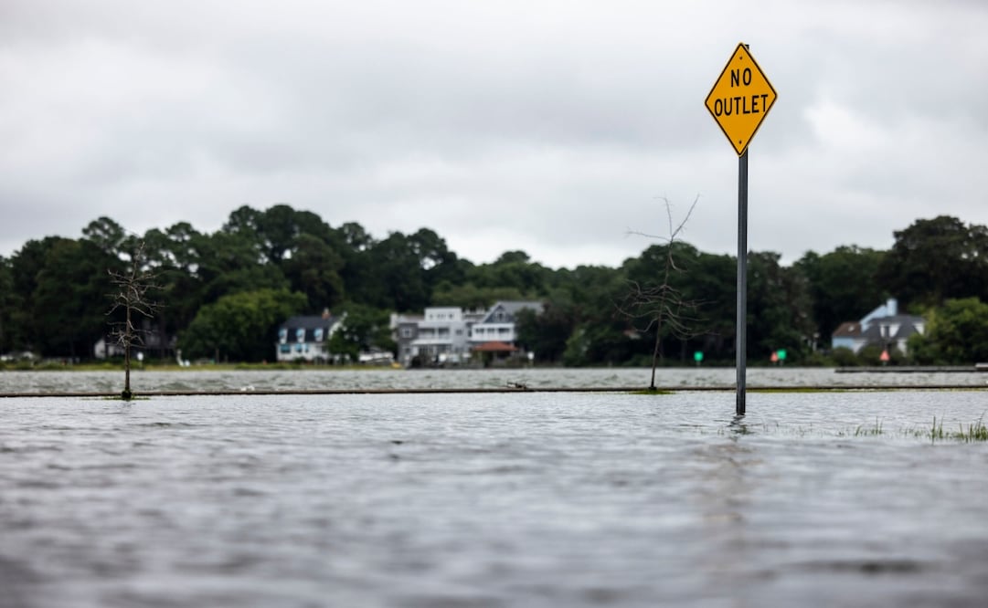 Las áreas que bordean el río Lafayette en el vecindario Colonial Place de Norfolk, Virginia, se inundan como resultado del huracán Erin. Foto: AP