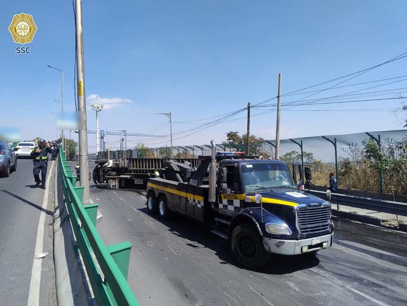 Un camión volteó en avenida Prolongación Reforma y calle Gómez Farías, en la colonia Santa Fe, CDMX. Foto: Especial