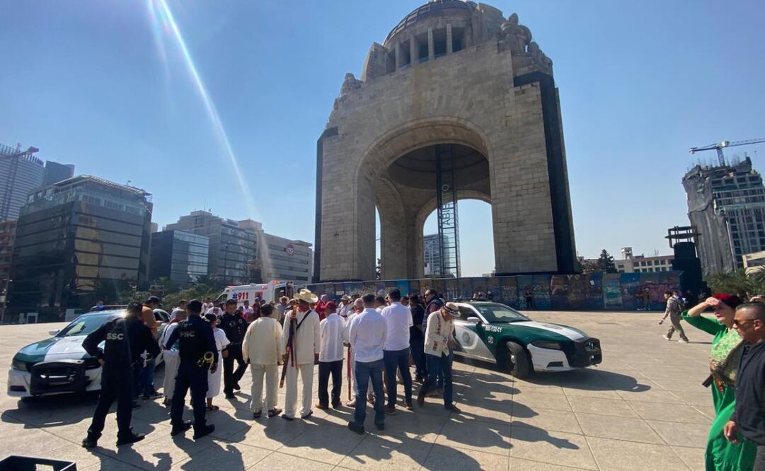Muere hombre perteneciente a pueblo originario de Sonora en CDMX; sufre paro cardíaco en Monumento a la Revolución, 27 de enero de 2025. Foto: Juan Carlos Williams
