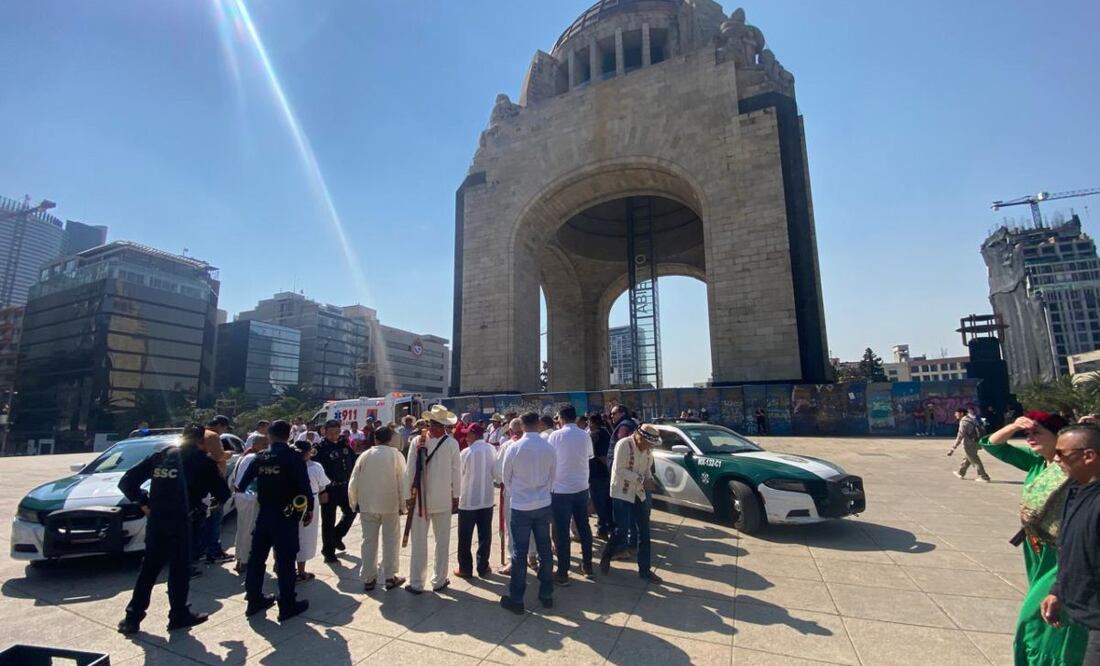 Muere hombre perteneciente a pueblo originario de Sonora en CDMX; sufre paro cardíaco en Monumento a la Revolución, 27 de enero de 2025. Foto: Juan Carlos Williams