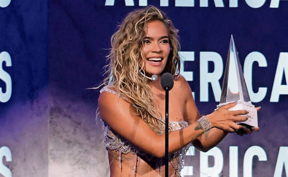 Karol G agradeció desde el escenario
el Premio Internacional a la Excelencia
Artística. Foto: AFP