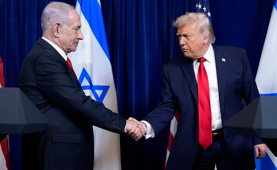 El presidente Donald Trump estrecha la mano del primer ministro israelí, Benjamin Netanyahu, al final de una conferencia de prensa en Mar-a-Lago, el 29 de diciembre de 2025, en Palm Beach, Florida. Foto: AP