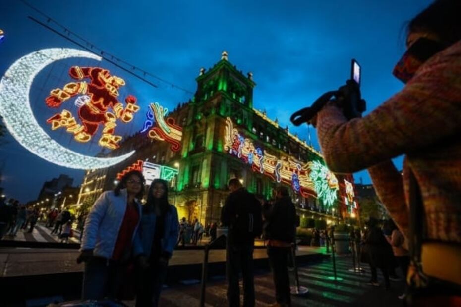 Encienden alumbrado por los 500 años de Resistencia Indígena en el Zócalo capitalino