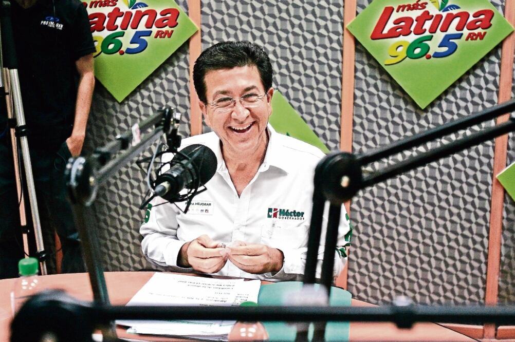 El abanderado de la alianza Para Mejorar Veracruz participó ayer en el debate radiofónico “La mesa de los candidatos”, que organizó la cadena La Más Latina (ALEJANDRO ACOSTA. EL UNIVERSAL)