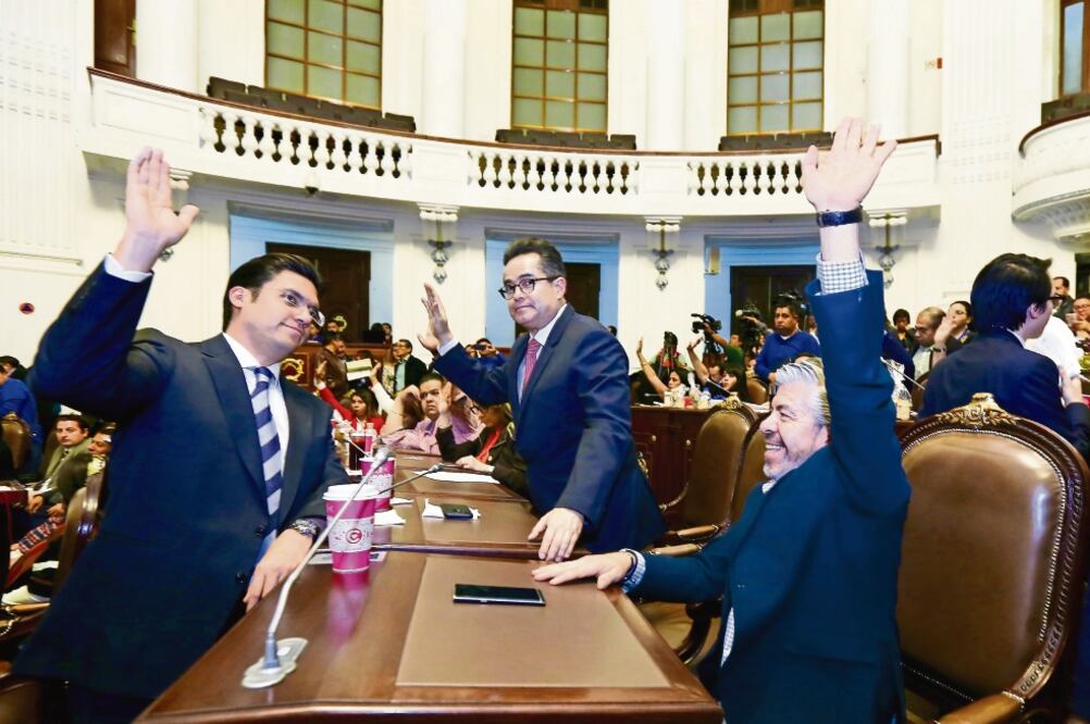 Jorge Romero (PAN), Leonel Luna y Raúl Flores (PRD), ayer en la sesión de la Asamblea Legislativa de la Ciudad de México. (BERENICE FREGOSO. EL UNIVERSAL)