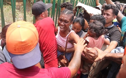Con escupitajos, golpes y empujones, migrantes se pelean por obtener documento migratorio en Chiapas
