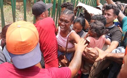 Con escupitajos, golpes y empujones, migrantes se pelean por obtener documento migratorio en Chiapas