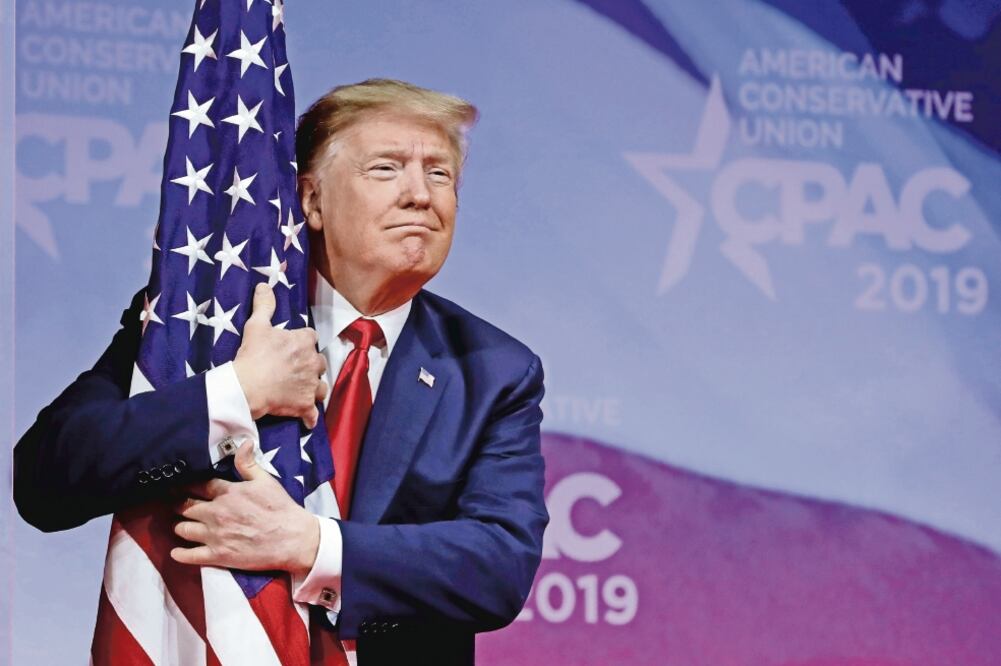 El mandatario estadounidense, Donald Trump, ayer en la Conferencia de Acción Política Conservadora, en Washington, en la que criticó al socialismo (YURI GRIPAS. REUTERS)