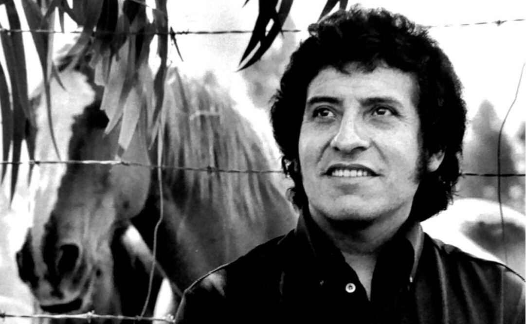 Víctor Jara, autor de "Te recuerdo Amanda", fue asesinado de 44 balazos tras ser torturado por varios días en el estadio Chile en Santiago, junto a centenares de partidarios del derrocado Salvador Allende   Foto: AP/Archivo