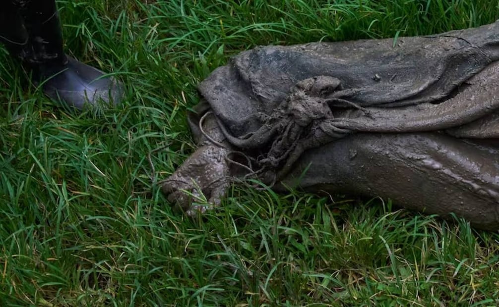 El cuerpo de una víctima de una inundación repentina yace en el suelo a orillas del río Trishuli, en el distrito de Nuwakot, Nepal, el miércoles 26 de agosto de 2026. Foto: AP