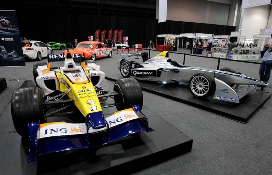 Reunidos bajo un mismo techo, cinco autos de Fórmula Uno. Los cascos de Pedro y Ricardo Rodríguez, al lado de los de Moisés Solana y Héctor Rebaque, todos mexicanos, todos pilotos de Fórmula Uno