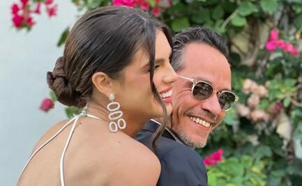 Marc Anthony se luce con el anillo de compromiso que le dio a su joven novia Nadia Ferreira