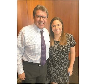 Senador da ayudadita a carrera política de su hija