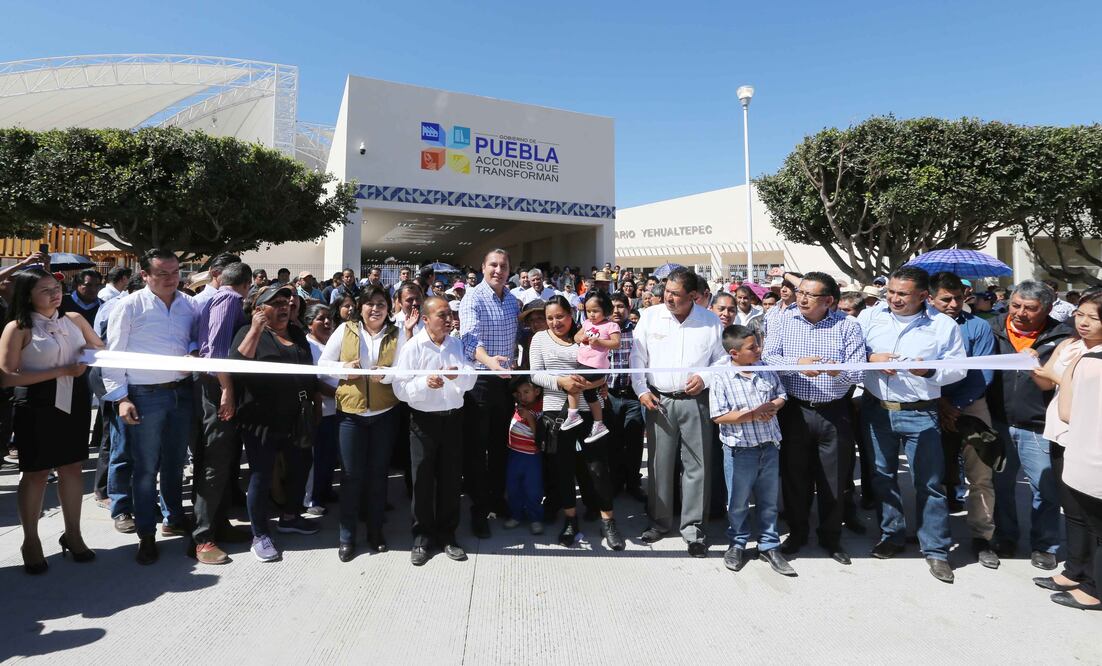 El gobernador visitó Tlacotepec, Yehualtepec, Tepeyahualco de Cuauhtémoc y Tepanco de López, donde entregó diversas obras por más de 104 mdp. (Cortesía)