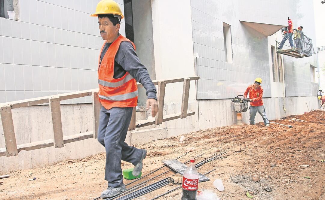 En México, 75% de los trabajadores cotiza con un promedio de tres salarios mínimos, mientras que las personas que se jubilan con pensiones de hasta 25 sueldos, equivalente a 70 mil pesos, son pocas pero generan un alto costo. Foto: ARCHIVO EL UNIVERSAL
