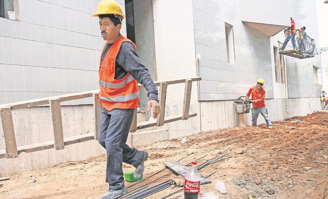 En México, 75% de los trabajadores cotiza con un promedio de tres salarios mínimos, mientras que las personas que se jubilan con pensiones de hasta 25 sueldos, equivalente a 70 mil pesos, son pocas pero generan un alto costo. Foto: ARCHIVO EL UNIVERSAL