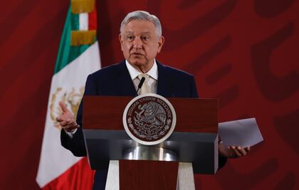 “Y yo por qué, diría el clásico”, dice AMLO a “los del cambio”