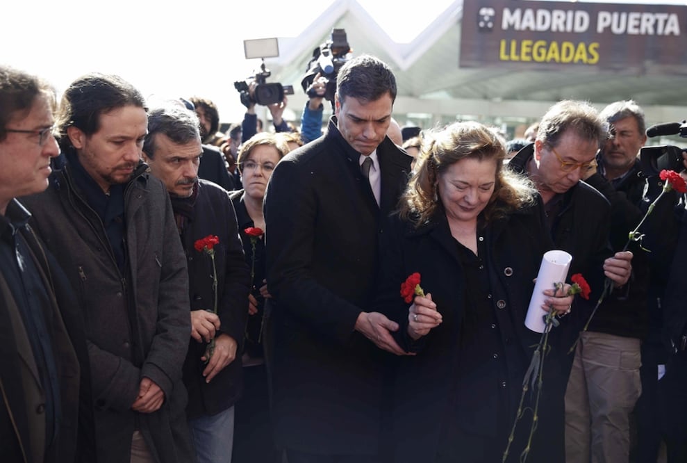 El secretario general del PSOE, Pedro Sánchez; el líder de Podemos, Pablo Iglesias, y la presidenta de la Asociación 11-M Afectados del Terrorismo, Pilar Manjón, durante el homenaje en Madrid. Foto: EFE