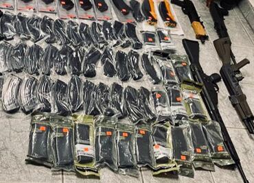 Decomisan en Sonora y Baja California mil 148 cartuchos, 109 cargadores y 8 armas de fuego