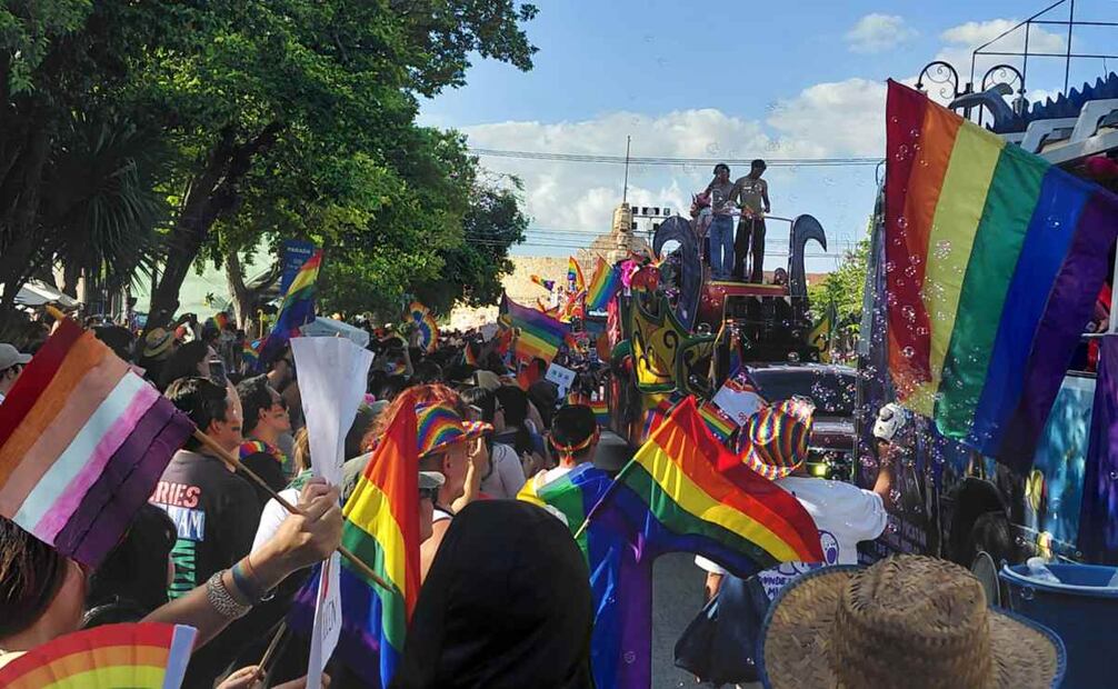 Pie de foto.- La marcha por la diversidad sexual en Yucatán, reunió a cientos de personas. Foto: Especial.