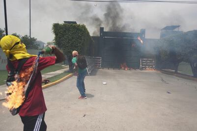 Normalistas lanzan bombas molotov a batallón militar en Iguala 