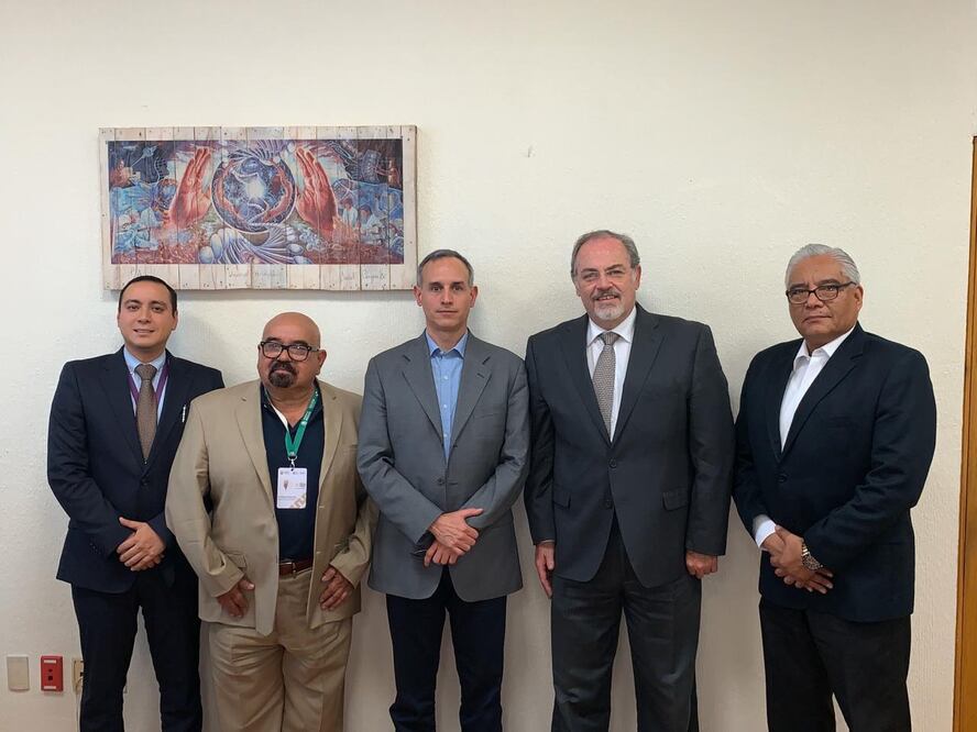 El subsecretario de Prevención y Promoción de la Salud, Hugo López-Gatell Ramírez, con representantes legales. Foto:Especial