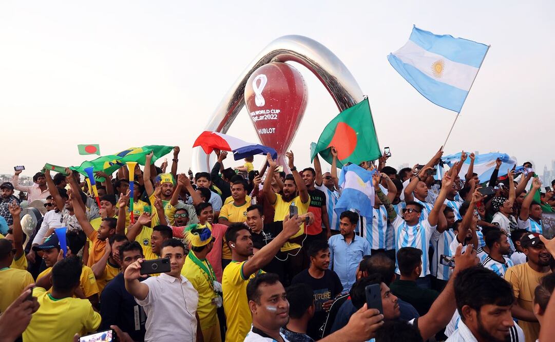 Aficionados ya disfrutan del Mundial de Qatar a horas de la inauguración. Foto: EFE