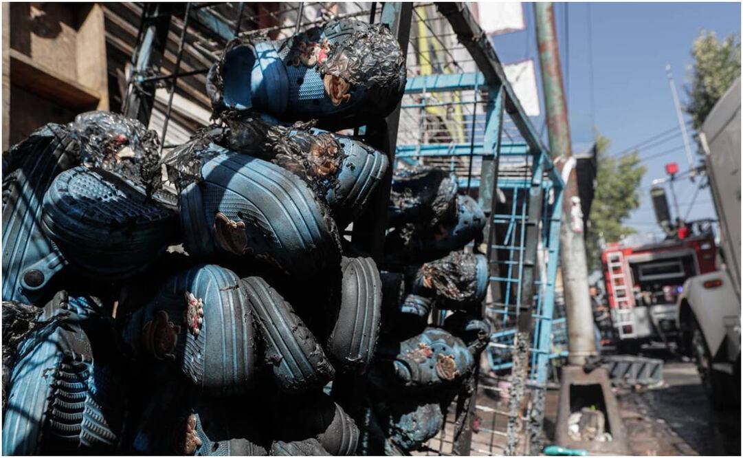 Cientos de chanclas, peluches y mercancía se quemaron en la bodega de Plaza Oasis. Foto: Gabriel Pano/ EL UNIVERSAL