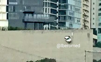 Reportan camioneta a punto de caer de estacionamiento