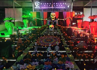 Asisten 15 mil personas a la inauguración de la ofrenda de Día de Muertos en la explanada de la Venustiano Carranza