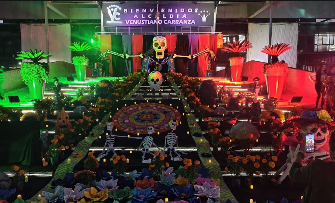 Asisten 15 mil personas a la inauguración de la ofrenda de Día de Muertos en la explanada de la Venustiano Carranza. Foto: especial