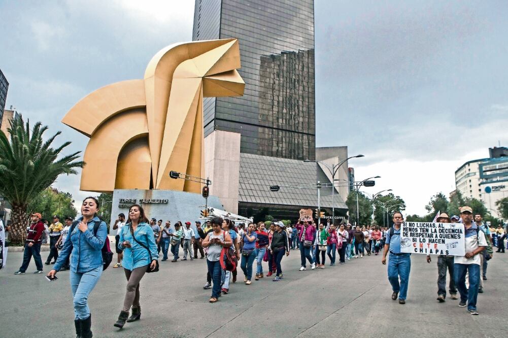 Profesores de la CNTE se movilizaron ayer en el Centro Histórico de la Ciudad de México, a fin de demandar la abrogación de la reforma (CRISTOPHER ROGEL BLANQUET. EL UNIVERSAL)