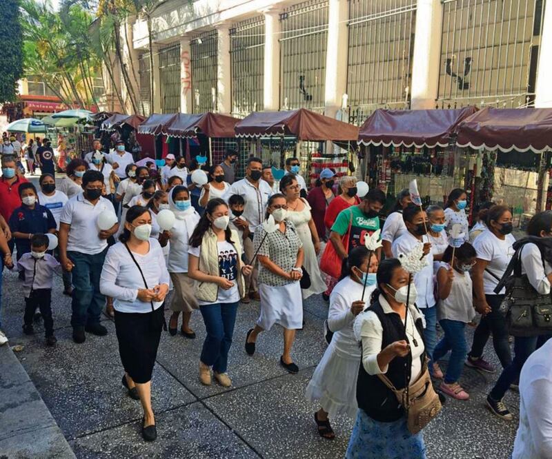 Unas 100 personas marcharon de la alameda al zócalo, para exigir paz en el país. Foto: Arturo de Dios Palma/EL UNIVERSAL