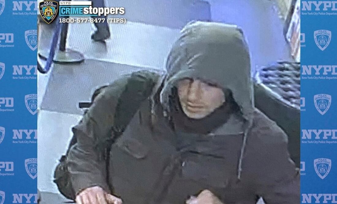 Esta imagen facilitada por el Departamento de Policía de Nueva York muestra a un hombre buscado para ser interrogado en relación con la investigación del asesinato del consejero delegado de UnitedHealthcare, Brian Thompson, a las puertas de un hotel de Manhattan, el miércoles 4 de diciembre de 2024. FOTO: AP