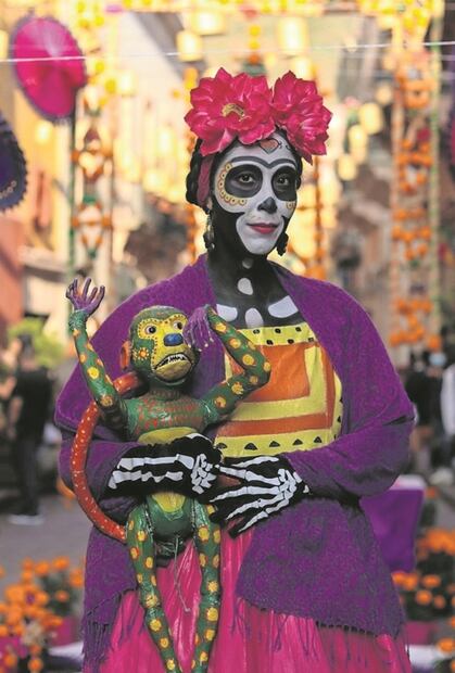 Ni la "muerte" la separa de su vocación, y la luce en calle