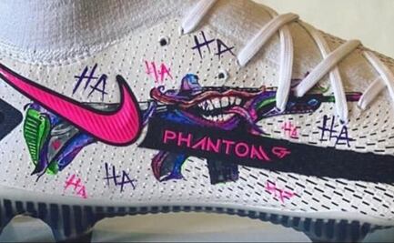 Alexis Vega usará zapatos adornados con armas en el repechaje